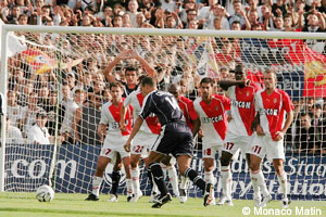 Le mur va sauter, le ballon passer en dessous pour le seul but du match
