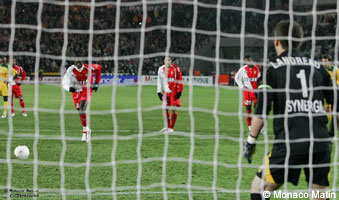 Le pnalty d'Adebayor arrt par Landreau