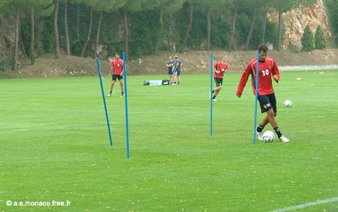 Mme les gardiens doivent faire le parcours balle au pied