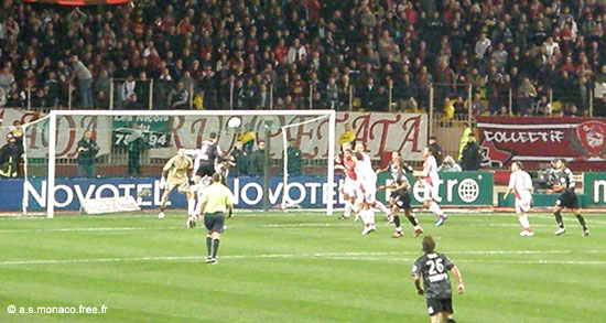 Echouafni plus haut qu'Adriano...