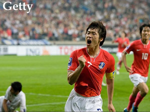 Chu-Young Park derrire Ji-Sung Park