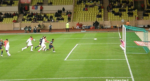 ...la balle se dirige tout droit dans le but...