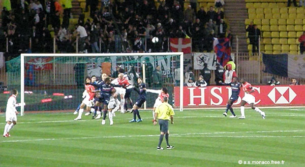 ...Makoun contre du dos la balle part en cloche...