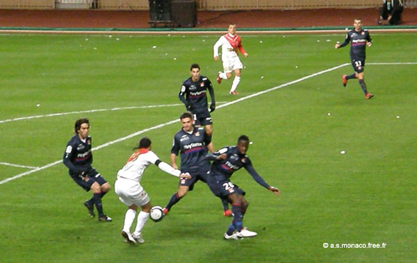 Pino contré par 3 lyonnais