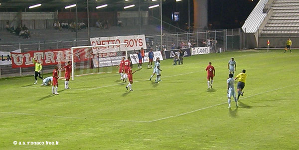 ... puis tombe, déséquilibré par un adversaire