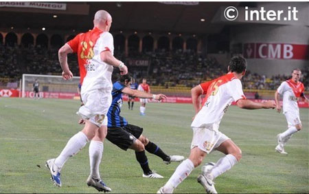 Milito ouvre le score