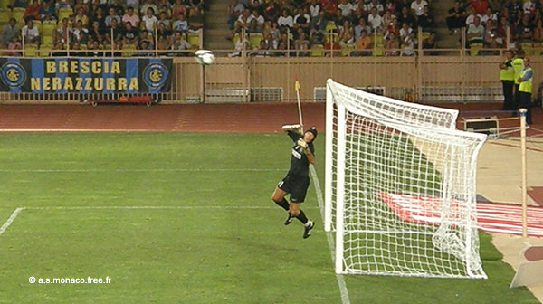 Toldo s'est envolé pour rien, la balle est hors du cadre