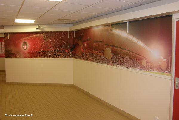 Le Louis-II dans les couloirs des vestiaires