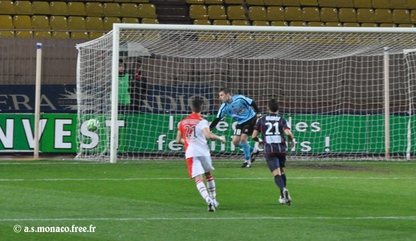 ...Merville accompagne le ballon en sortie de but