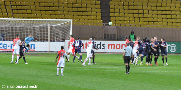...le ballon a franchi le mur...