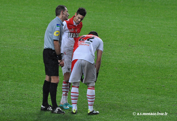 L'arbitre rigole avec les deux monégasques