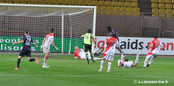 ...Koné dévie dans le but...