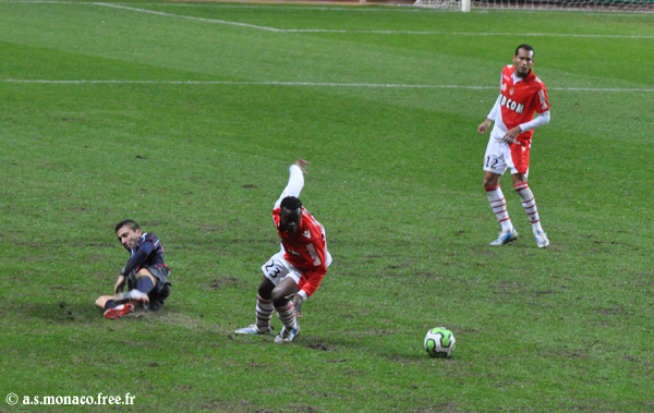 Mendy vient de récupérer le ballon dans les pieds de Bénézet