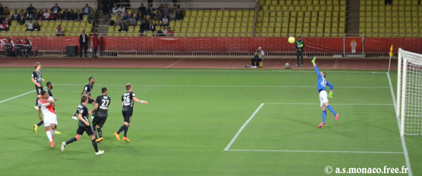 ...Oberhauser ne peut aller chercher le ballon qui va en corner