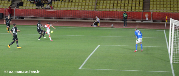 Touche de Moutinho pour Silva...