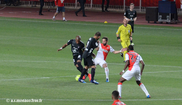 Moutinho proche d'intercepter sur le coup d'envoi