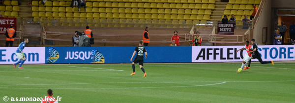 Martial passe côté droit...