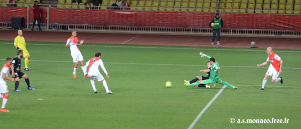 ...fixe Subasic et met en retrait pour Falcon...
