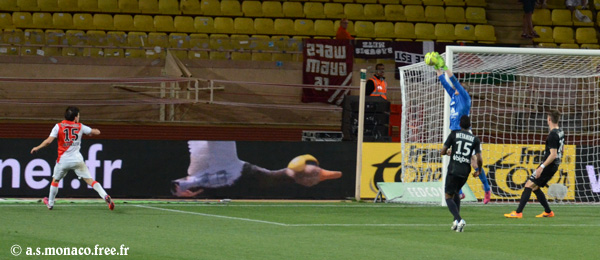 ...Oberhauser dévie en corner