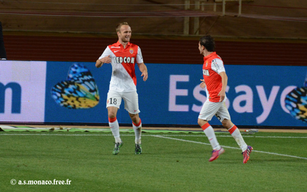 Le buteur vient remercier son passeur...