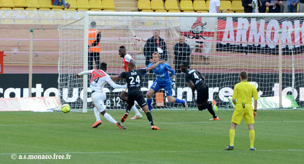 ...Bakayoko s'arrache pour reprendre...