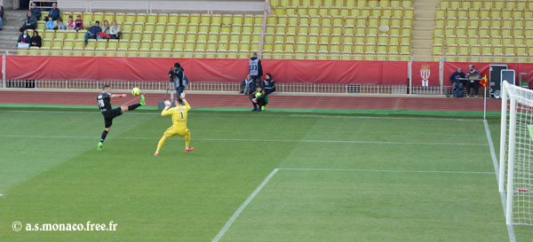 Long ballon qu'Erding dévie devant Subasic...