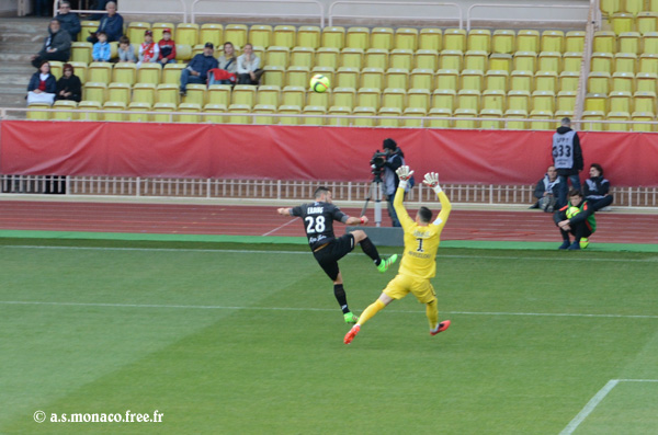 ...le ballon part en cloche...