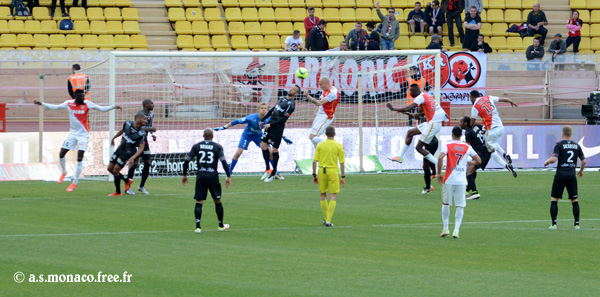 Corner repris par Raggi...