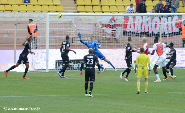 ...son ballon vient taper la barre...