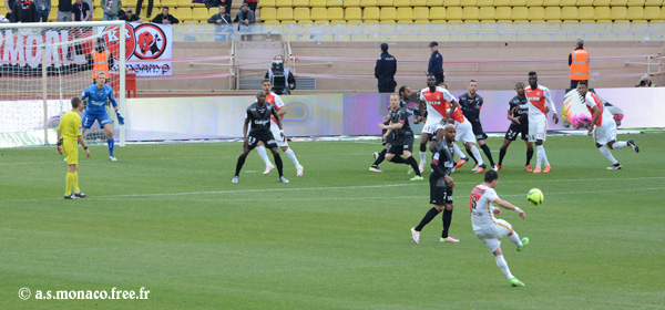 Coup-franc de Moutinho...
