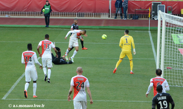 ...et met en corner