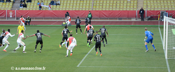 Coup-franc rentrant de Moutinho...