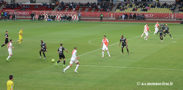 Passe de Moutinho pour Fabinho...