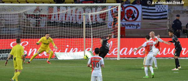Suite au cafouillage, le ballon revient sur rding qui frappe...