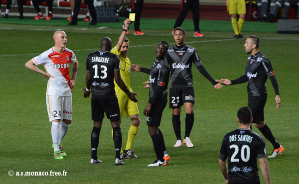 ...et carton pour Angoua