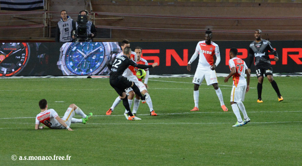 ...contrôle acrobatique de Martins-Pereira...