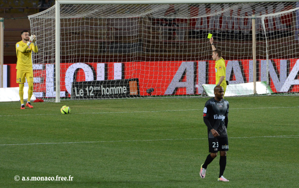 ...Subasic gagne du temps et est averti