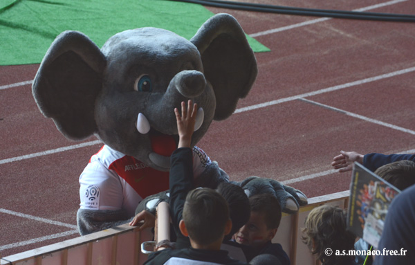 Bouna vient voir les enfants en tribune