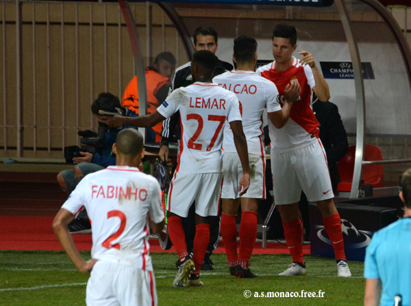 ...Falcao est remplacé par Carrillo...