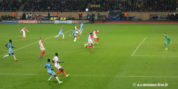 ...le ballon est haut...