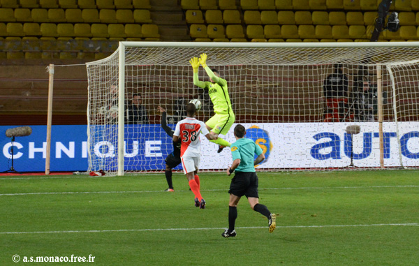 Koura essaye de dévier devant Subasic...