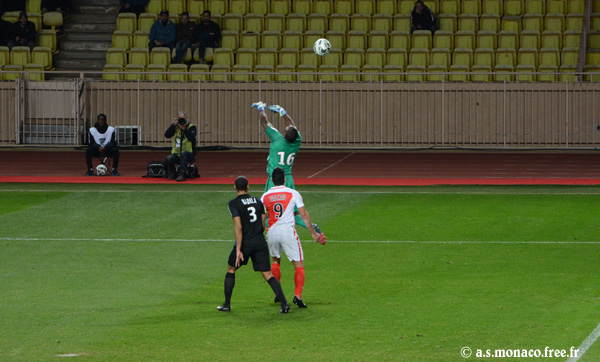 ...et ne peut que dévier le ballon...