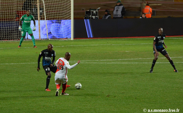 Passe de Sidibé...