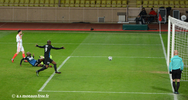 ...la ballon part en direction du but...