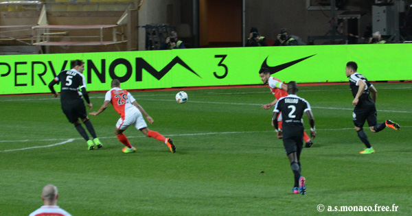 Long ballon pour la remise de Falcao pour Mbappé...