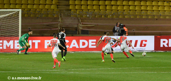 ...Falcao reprend...