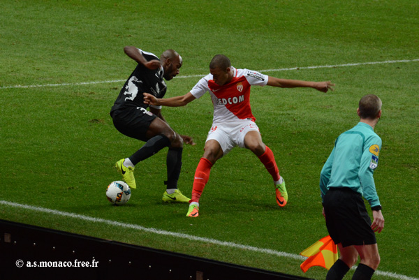 Mbappé ferme le coloir à Rivierez