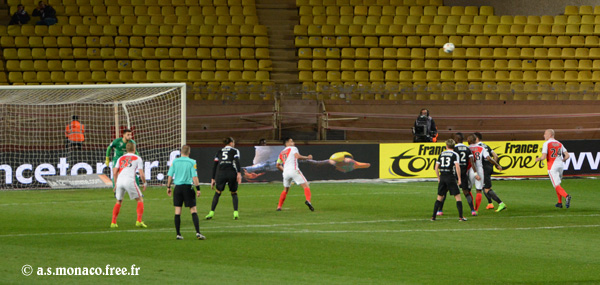 ...Boschilia trouve Falcao...