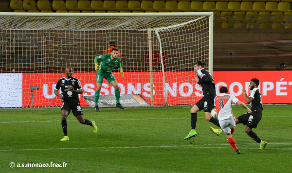 ...le ballon part bien...