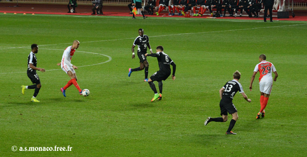 Fabinho transmet le ballon entre 3 joueurs